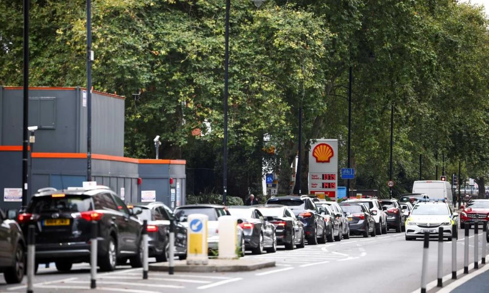 Στο χάος "βυθίζεται' η Βρετανία: Αναστέλλονται οι νόμοι περί ανταγωνισμού για τις ελλείψεις καυσίμων